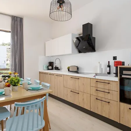 Nima1 4 Bedroom Centraly Located In Apartment *