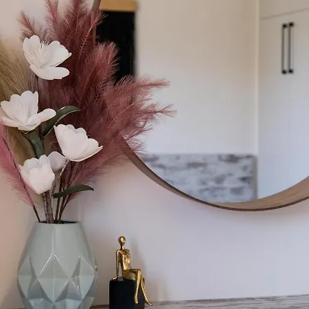 Апартаменти Nima1 4 Bedroom Centraly Located In